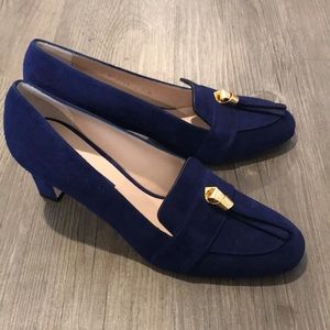 Stylish Stuart Weitzman low hill with decorative gold slipknot / tassels